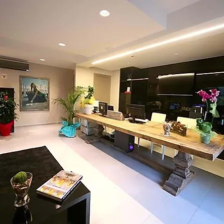 Victoria Hotel 3*